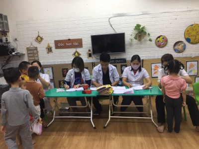 Trường MN Hoa Sen phối kết hợp với trung tâm Y tế quận Hà Đông tổ chức khám sức khỏe cho các bé!